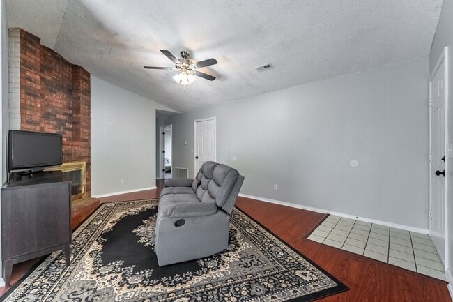 Building Photo - Charming 2-Bed, 2-Bath Rental: Your Cozy R...