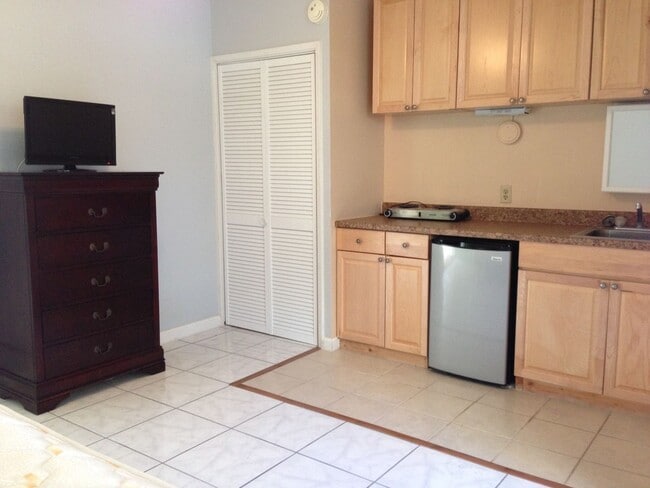 Building Photo - Charming Waikiki Studio Minutes from the Beach – Prime Ala Wai Location