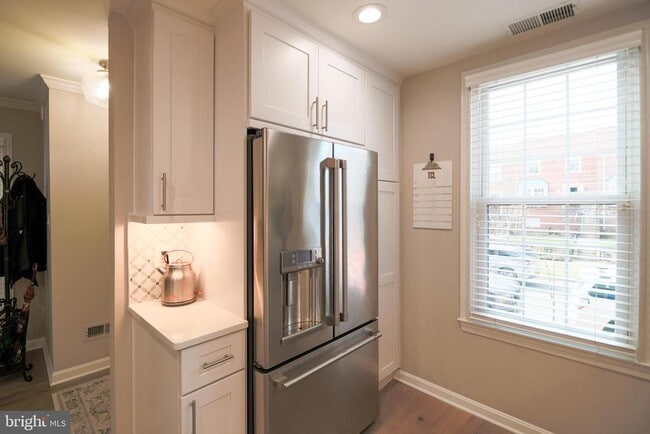 Building Photo - 332 S Alfred St