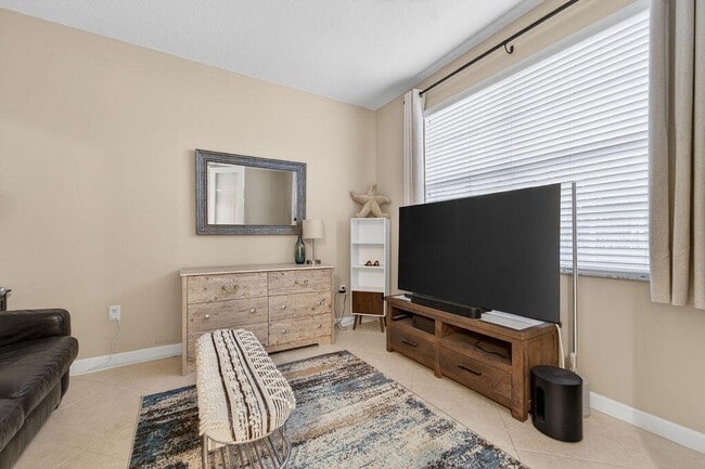 Building Photo - 11860 Valencia Gardens Ave