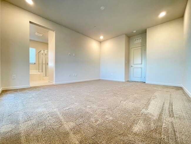 Building Photo - MOUNTAIN VIEWS, Gently lived in 4 bedroom 2.5 Bathrooms with Loft, home is a Must See!