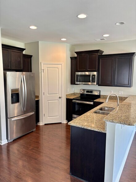 Building Photo - 756 Helmsman Ln