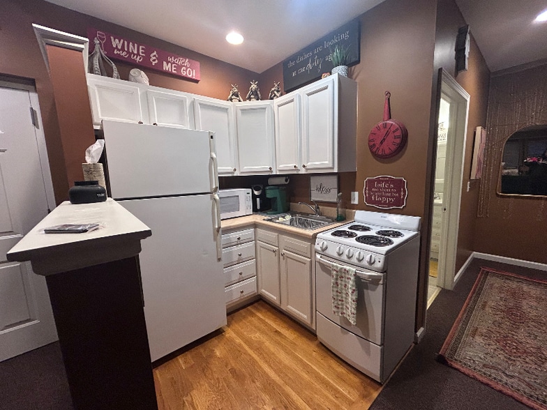 Primary Photo - 11609 Detroit Ave