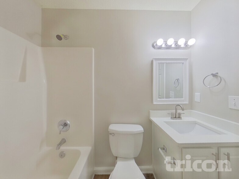 Building Photo - 349 Denman Loop