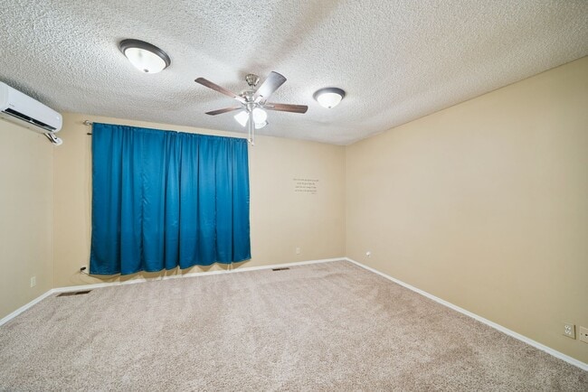 Building Photo - House for Rent 3 Bedrooms 2 Bath !!!!!