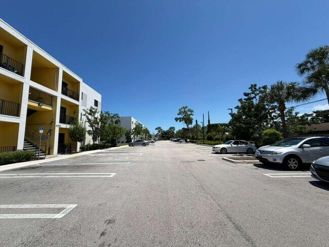 Building Photo - 4260 Lakewood Rd