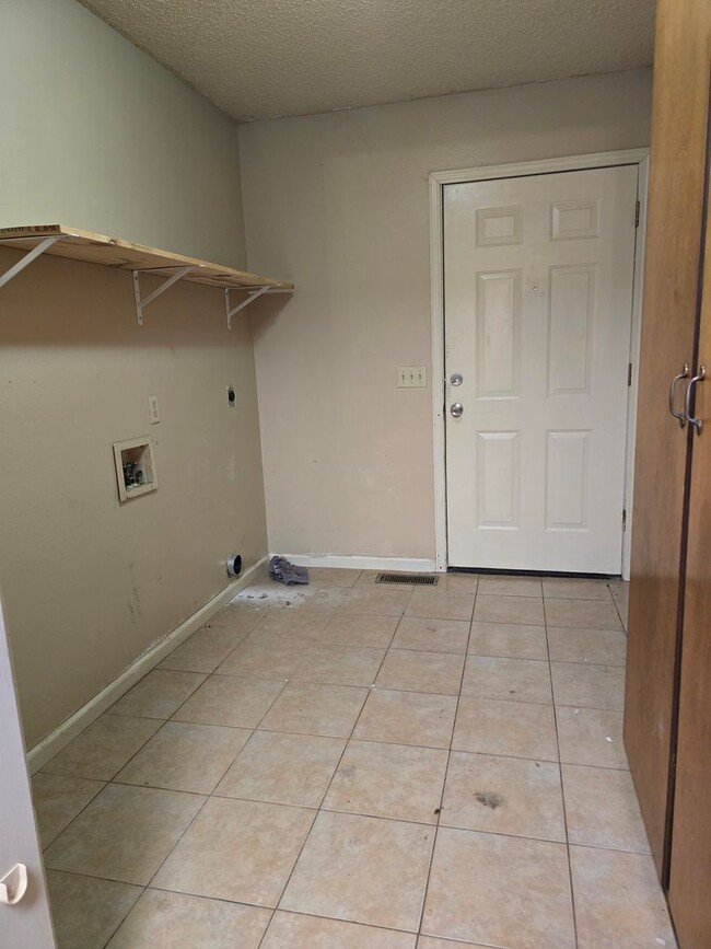 Building Photo - Lakeside School District