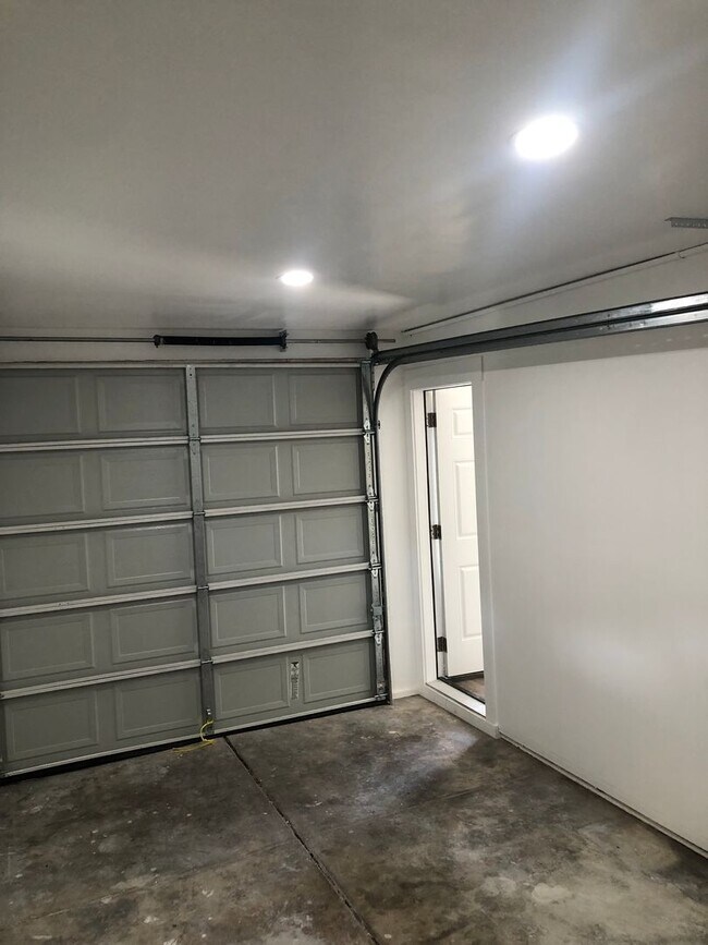 Building Photo - Lower 1 Bedroom Backhouse near Downtown Lo...
