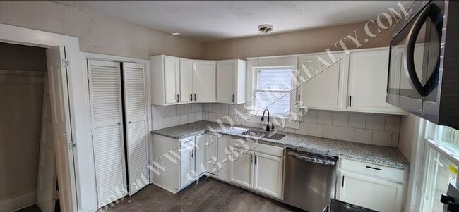 Building Photo - Large 2-story 4 Bed 1.5 Bath Home in Leave...