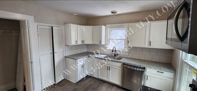 Building Photo - MOVE IN SPECIAL!! Large 2-story 4 Bed 1.5 ...