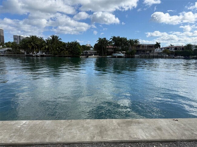 Building Photo - 9381 E Bay Harbor Dr