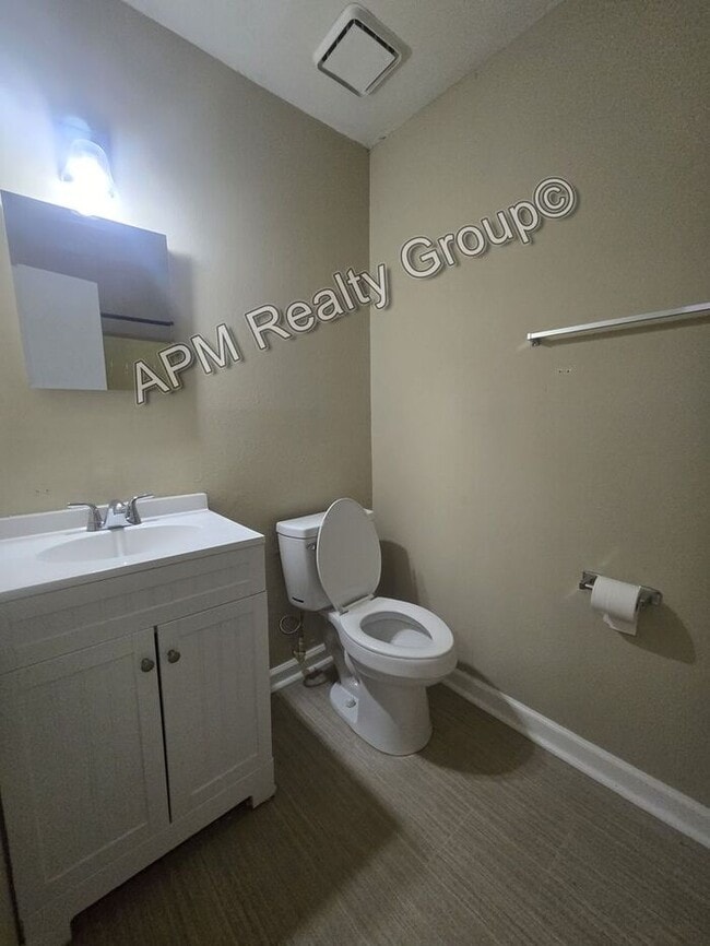 Building Photo - Four Bedroom 3 Bath Available NOW!!