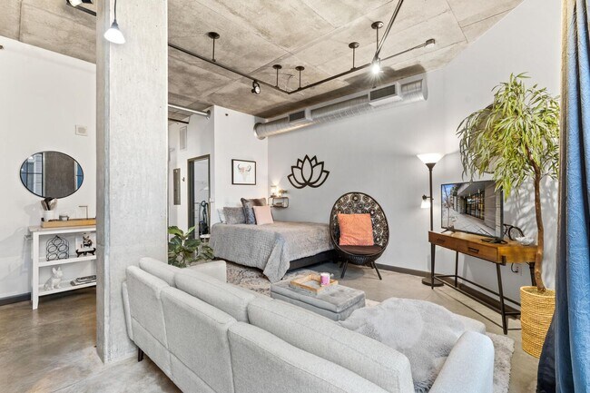 Building Photo - **FURNISHED** Streetcar Lofts studio w/parking/storage/Juliette balcony/fitness center/courtyard ...
