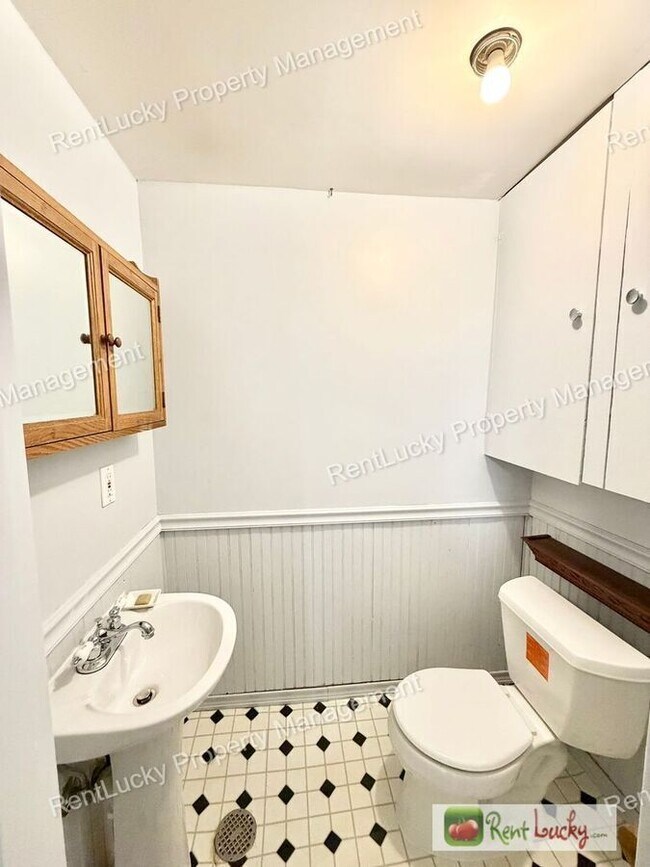Building Photo - 1612 Markham Ave NE