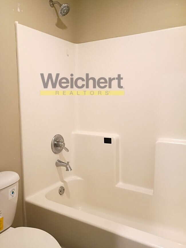 Building Photo - Spacious 3-Bed, 2-Bath Home in a Quiet Nei...