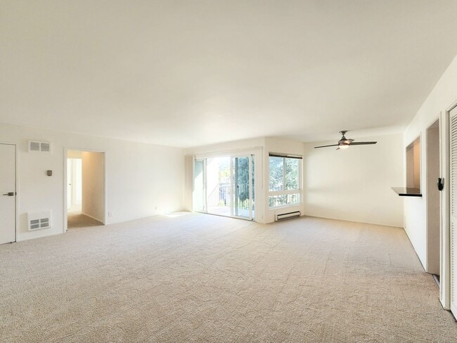 Building Photo - Top floor large 2 bed 2 bath open views at Woodlake
