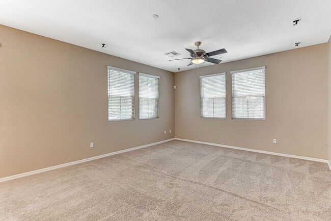 Building Photo - Gorgeous 4 bedroom near Aliante!