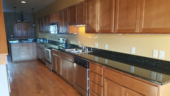 Building Photo - GORGEOUS, Spacious 3 bedroom, 2.5 bath condo