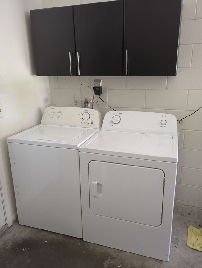 Building Photo - Perfect 3 bed 2 bath with huge fenced back...