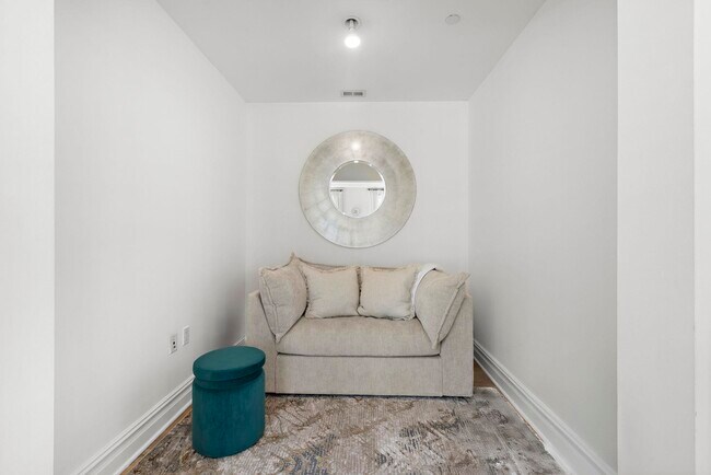 Building Photo - 250 Henley Pl