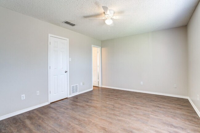 Building Photo - 6113 6th St