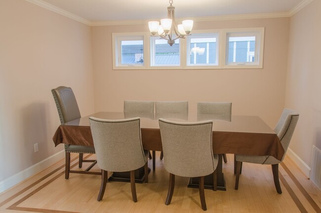 Building Photo - 4bd/2.5ba Seattle Home