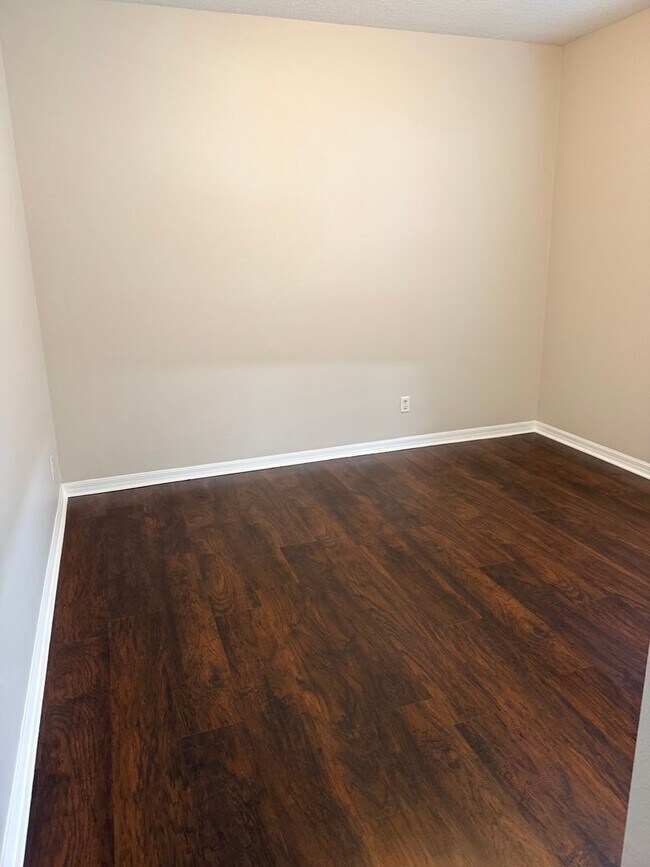 Building Photo - 1110 Oak Pond Dr