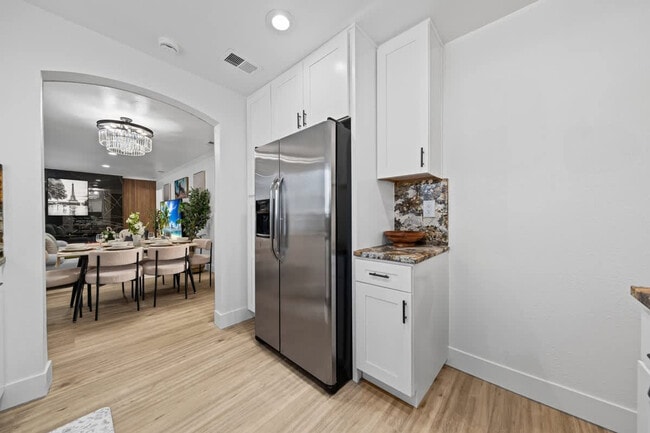 Building Photo - 606 S Sunshine Ave