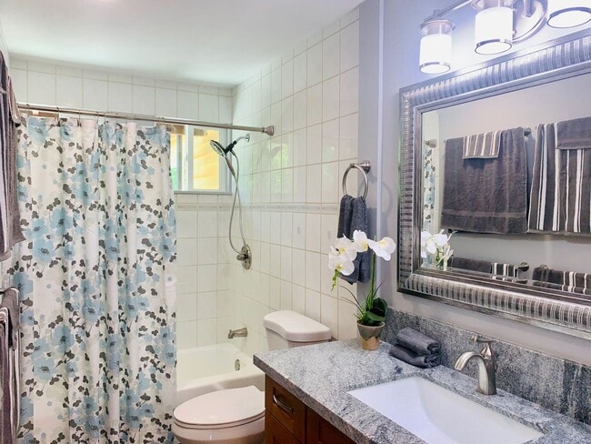 Building Photo - Spacious upstairs unit. Large Living area. Parking Available