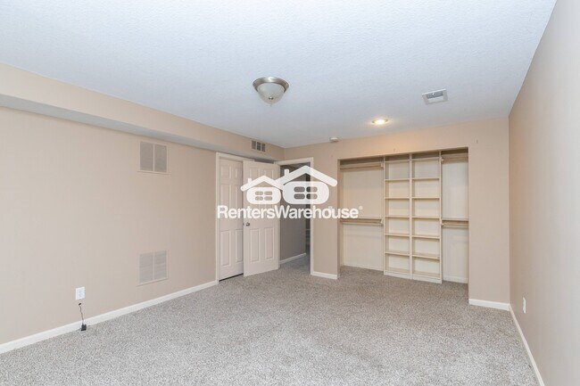 Building Photo - 5701 NE Hidden Meadow Dr