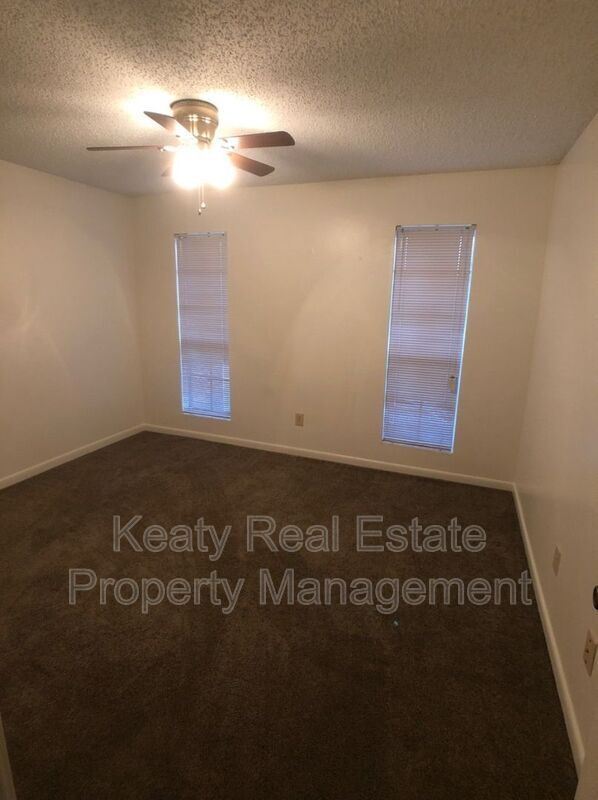 Building Photo - 102 Country Ln