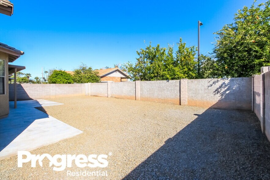 Building Photo - 341 N Fresno St