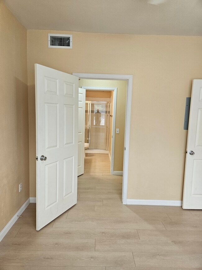 Building Photo - 7442 S Quail Cir