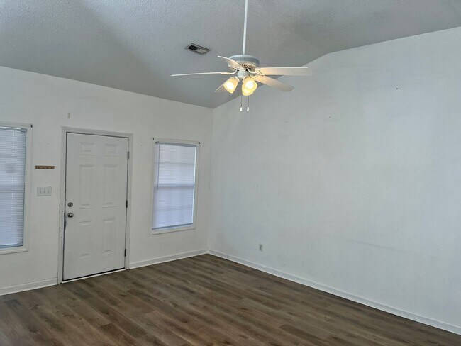 Building Photo - Pet Friendly 3 Bedroom, 2 Bath Duplex in College Park Available Soon!