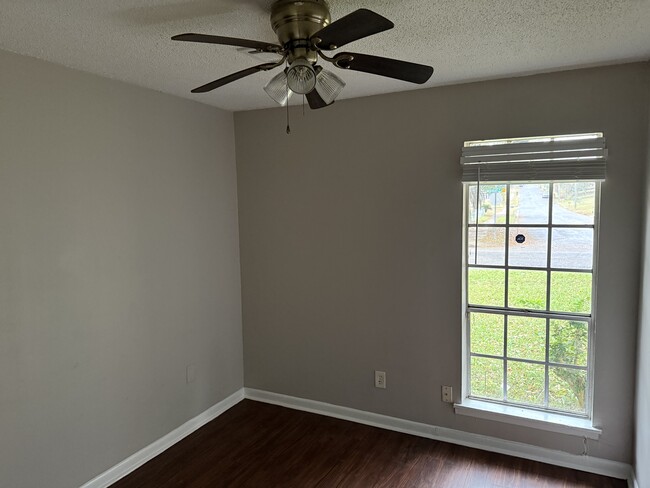 Building Photo - 1550 Midway St