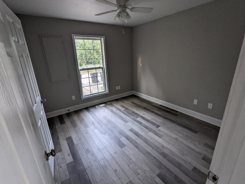 Building Photo - 5621 Button St