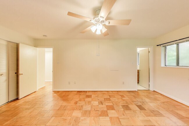 Building Photo - Spacious 2 + 2 Parkside Condo with All Uti...