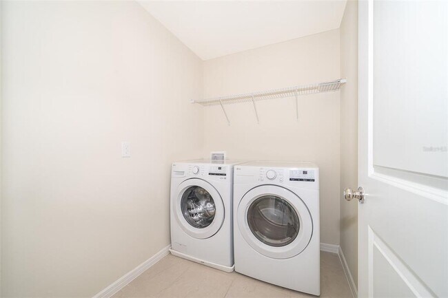 Building Photo - 1941 Summer Serenity Dr