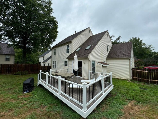 Building Photo - Amazing 3 Bed 2/2 Baths Single Family Home...