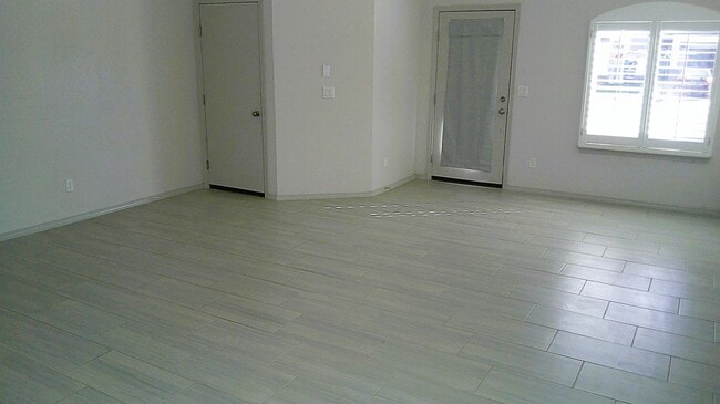 Building Photo - Immaculate Single Level Northeast Home With Refrigerated Air Located In Quiet Neighborhood