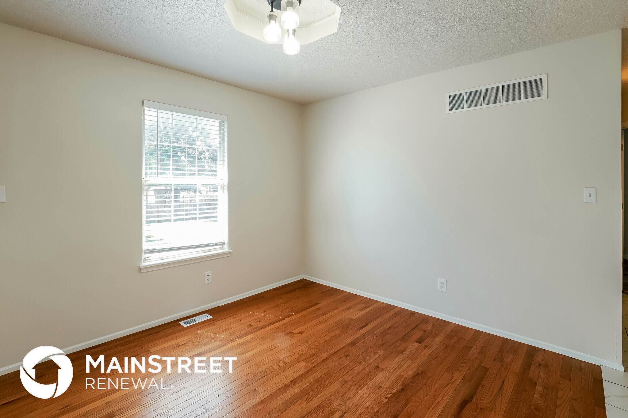 Building Photo - 820 NE Aaron Dr