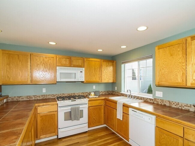 Building Photo - Fabulous Green Lake Townhome