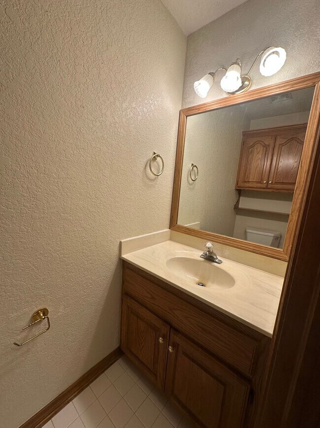 Building Photo - 4 Bed, 2.5 Bath Brick home with 2 car garage