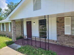 Building Photo - 4 bedroom 1.5 bathroom