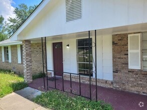 Building Photo - 4 bedroom 1.5 bathroom