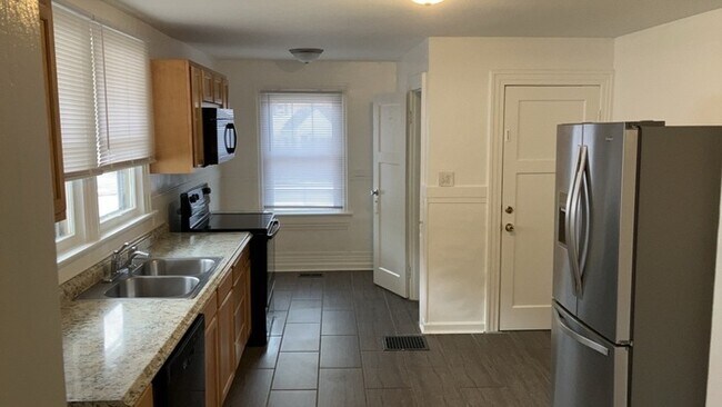 Building Photo - 908 Watervliet Ave