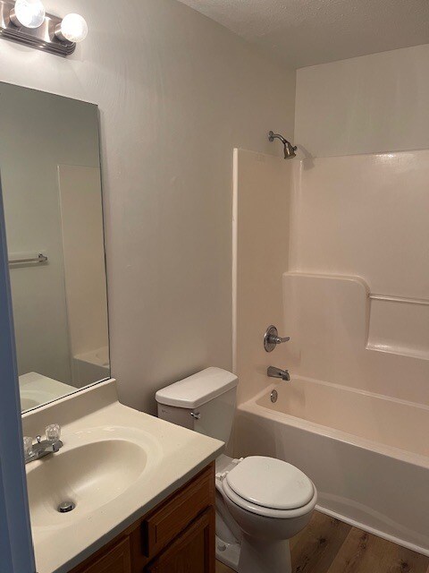 MASTER BATH - 108 Kenilworth Ct