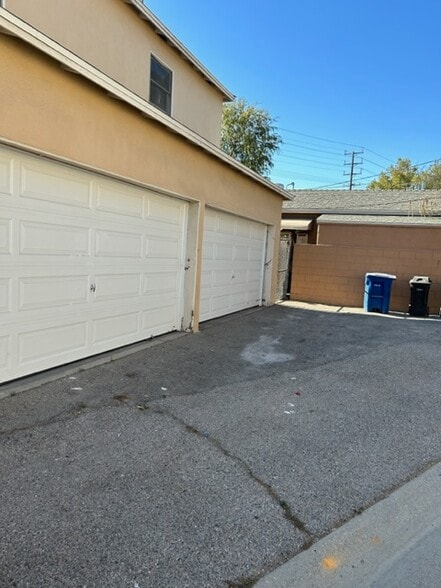 2 car garage + 3rd space in front - 610 S Main St