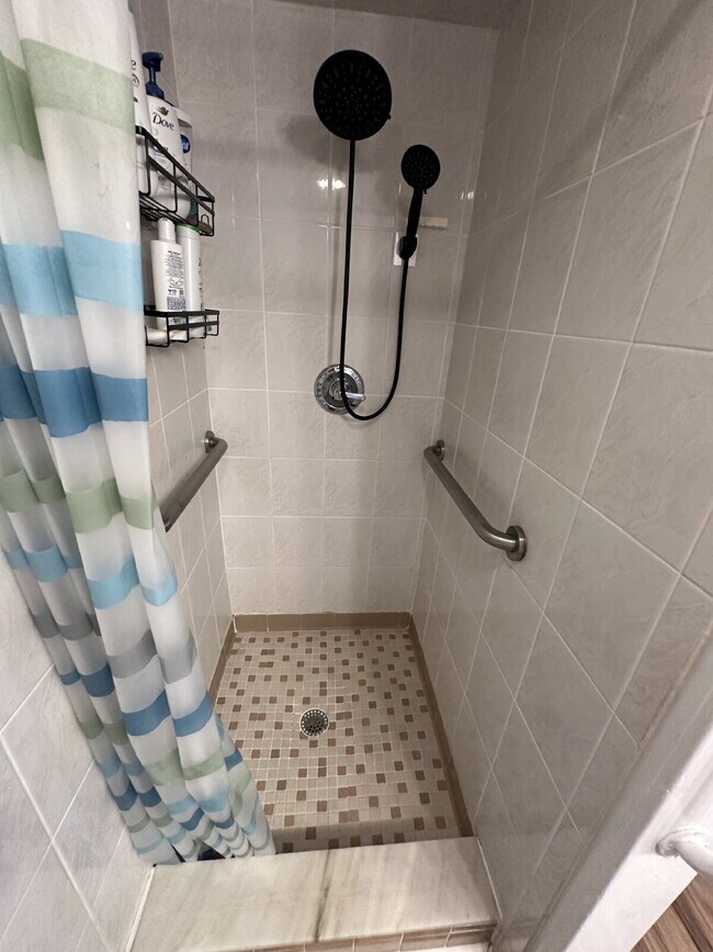 Building Photo - DIRECT RIVER CONDO