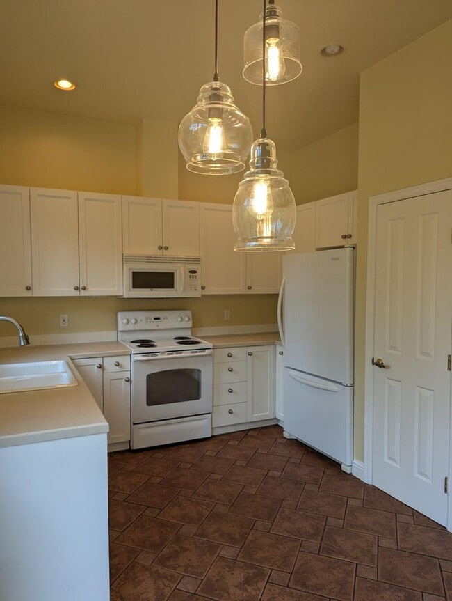 Building Photo - Modern 2-Bed, 2-Bath Home in Klahanie – Ex...